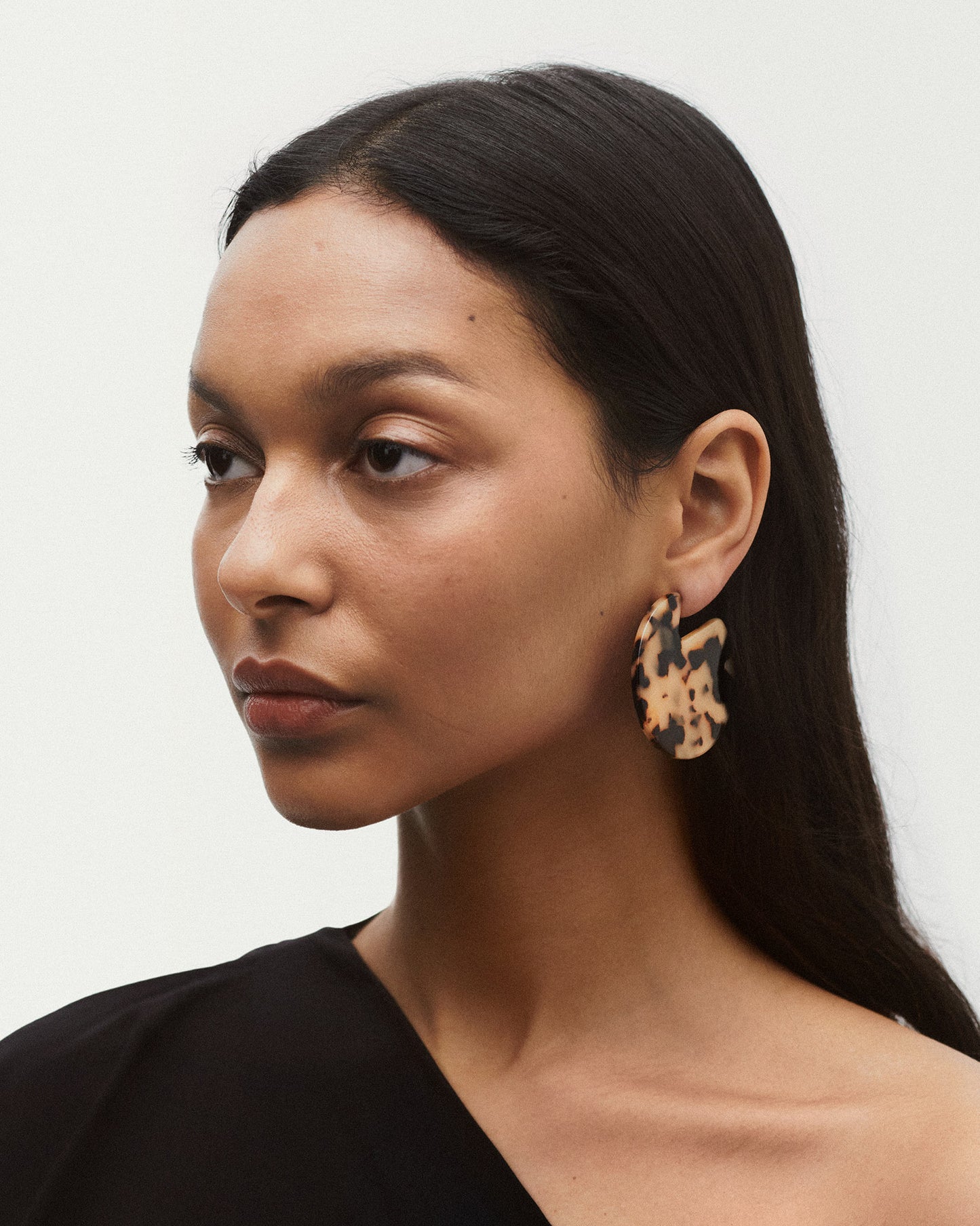 Clare Earrings in Perle Noir