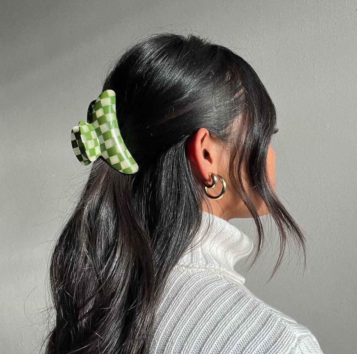 Claw Clips are Back! Try These 6 Mini Claw Clip Hairstyles - MACHETE