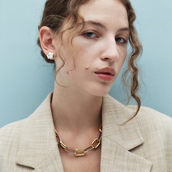 https://shopmachete.com/cdn/shop/articles/styling-mixed-metals-how-to-wear-gold-and-silver-together-209607_f774b709-0b34-4823-9d05-2ada68909168.jpg?v=1760928100