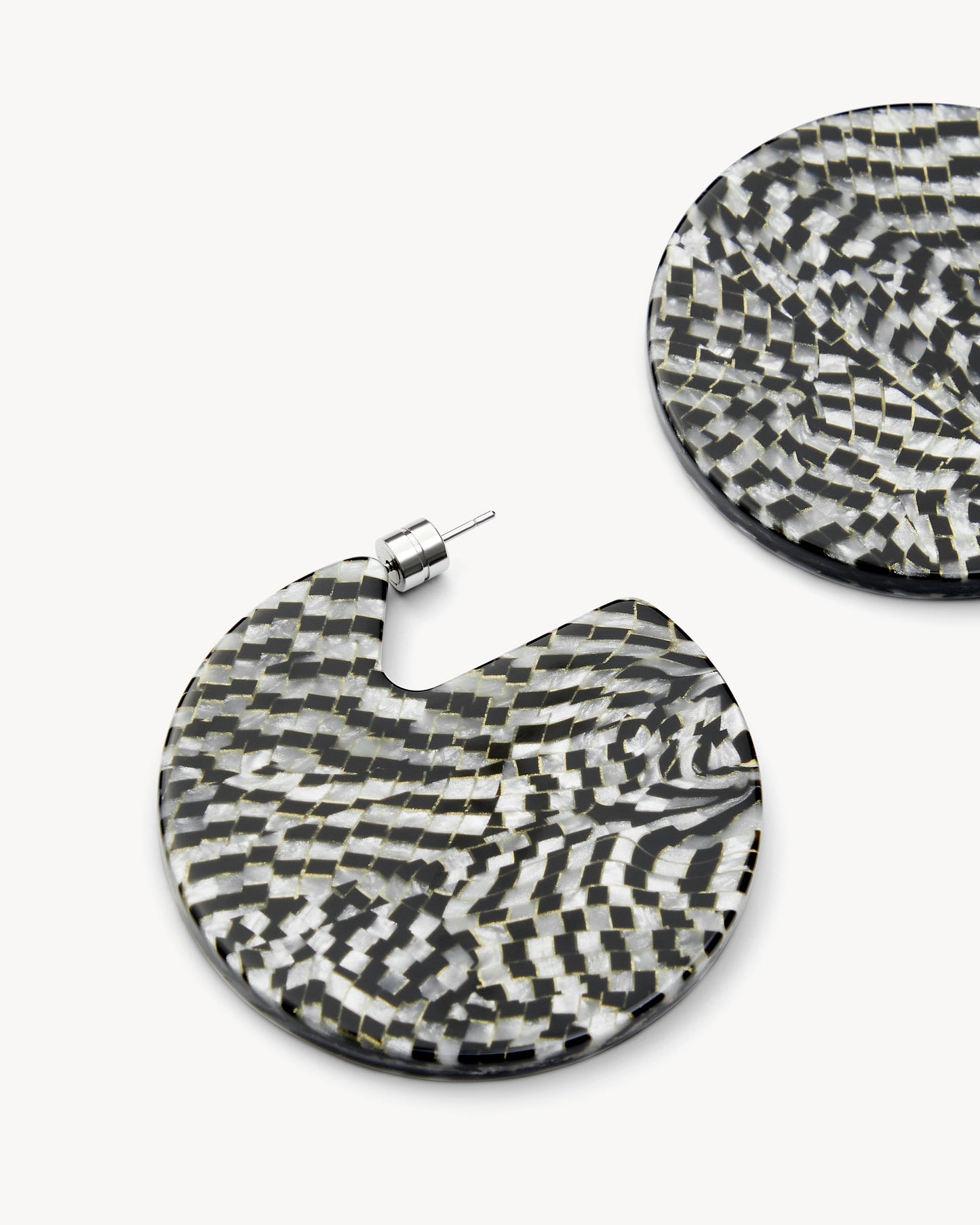 Clare Earrings in Perle Noir