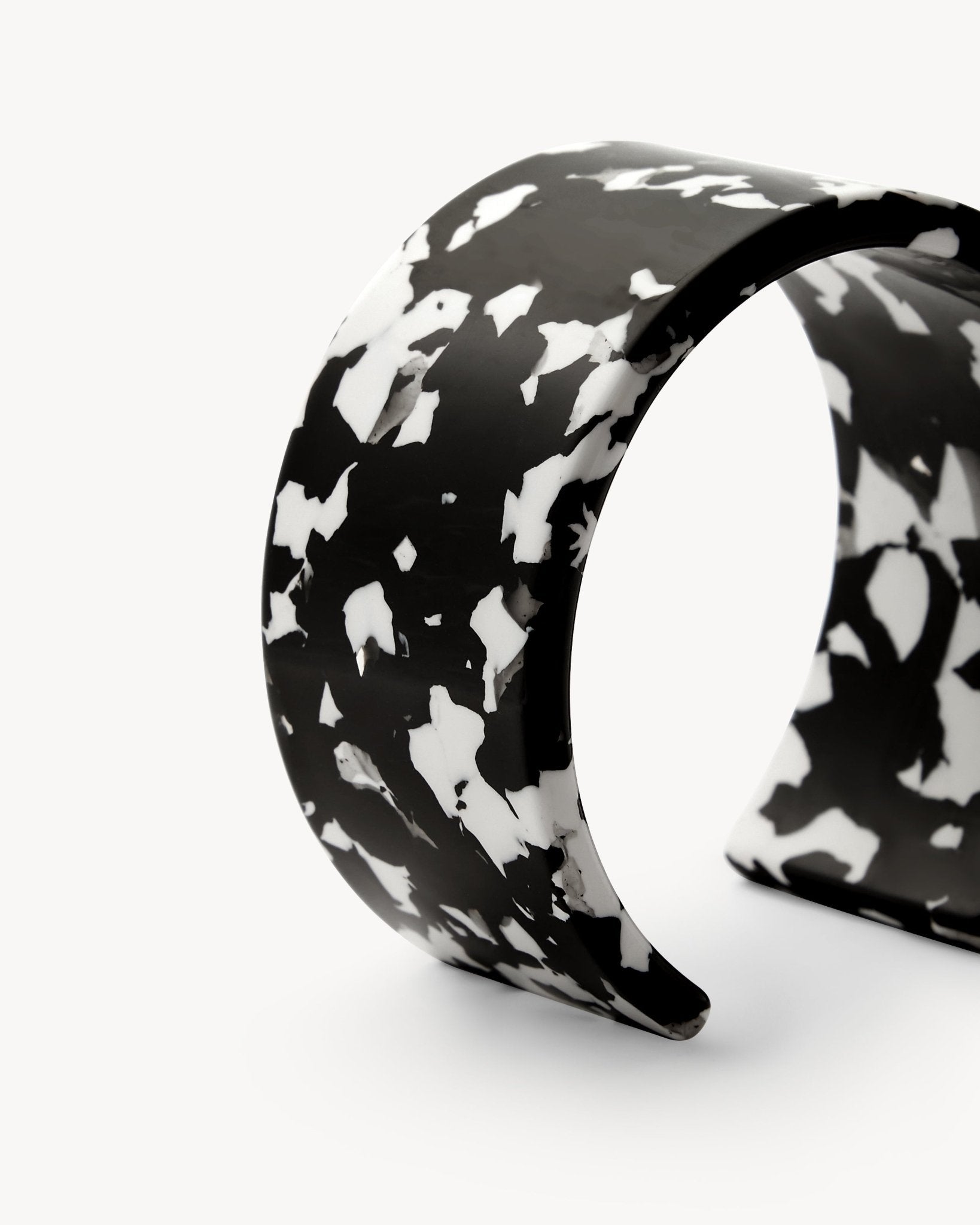 Jumbo Cuff in Noir - MACHETE